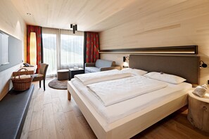 Habitació doble superior (Naturkraft) | Bany | Assecador de cabells, barnussos, sabatilles i tovalloles 