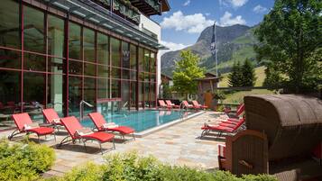 3 Innenpools, Außenpool, Sonnenschirme, Liegestühle