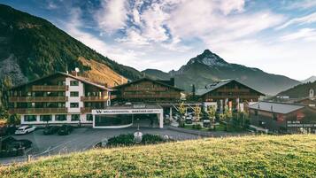 Experience serene mountain views and tranquil surroundings in this picturesque hotel complex.