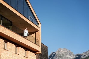 A modern building with a balcony and large windows. - Wellnesshotel Warther Hof (Warth)