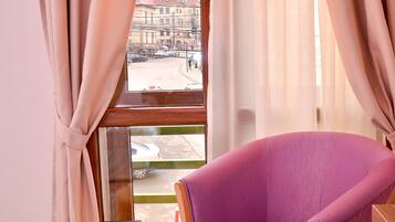 أسرّة سليكت كومفورت وميني بار وخزنة داخل الغرفة ومكتب