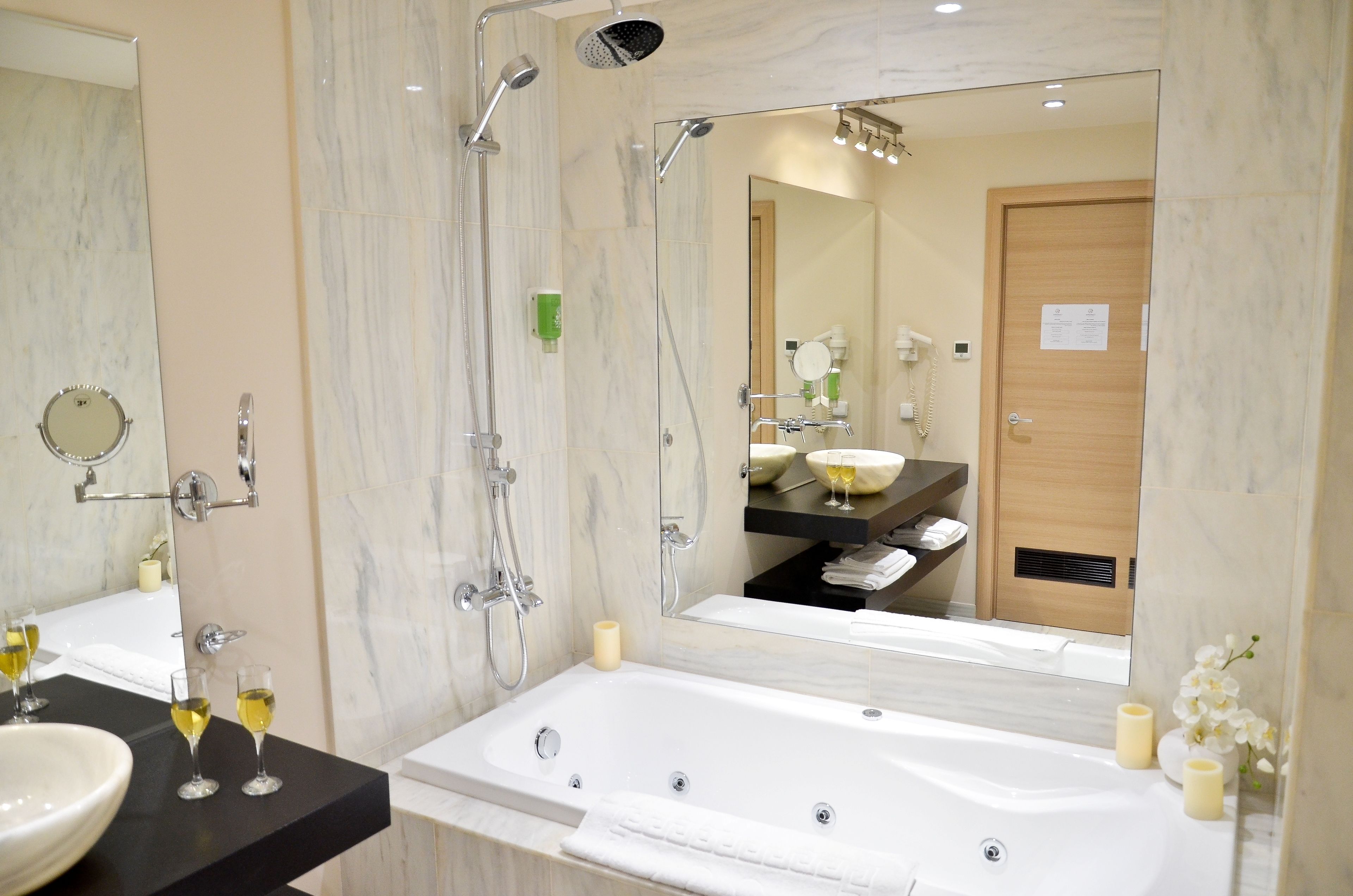 suite | bathroom | free toiletries, hair dryer, towels