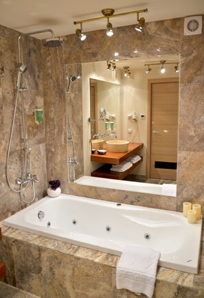 Suite | Badezimmer | Kostenlose Toilettenartikel, Haartrockner, Handtücher