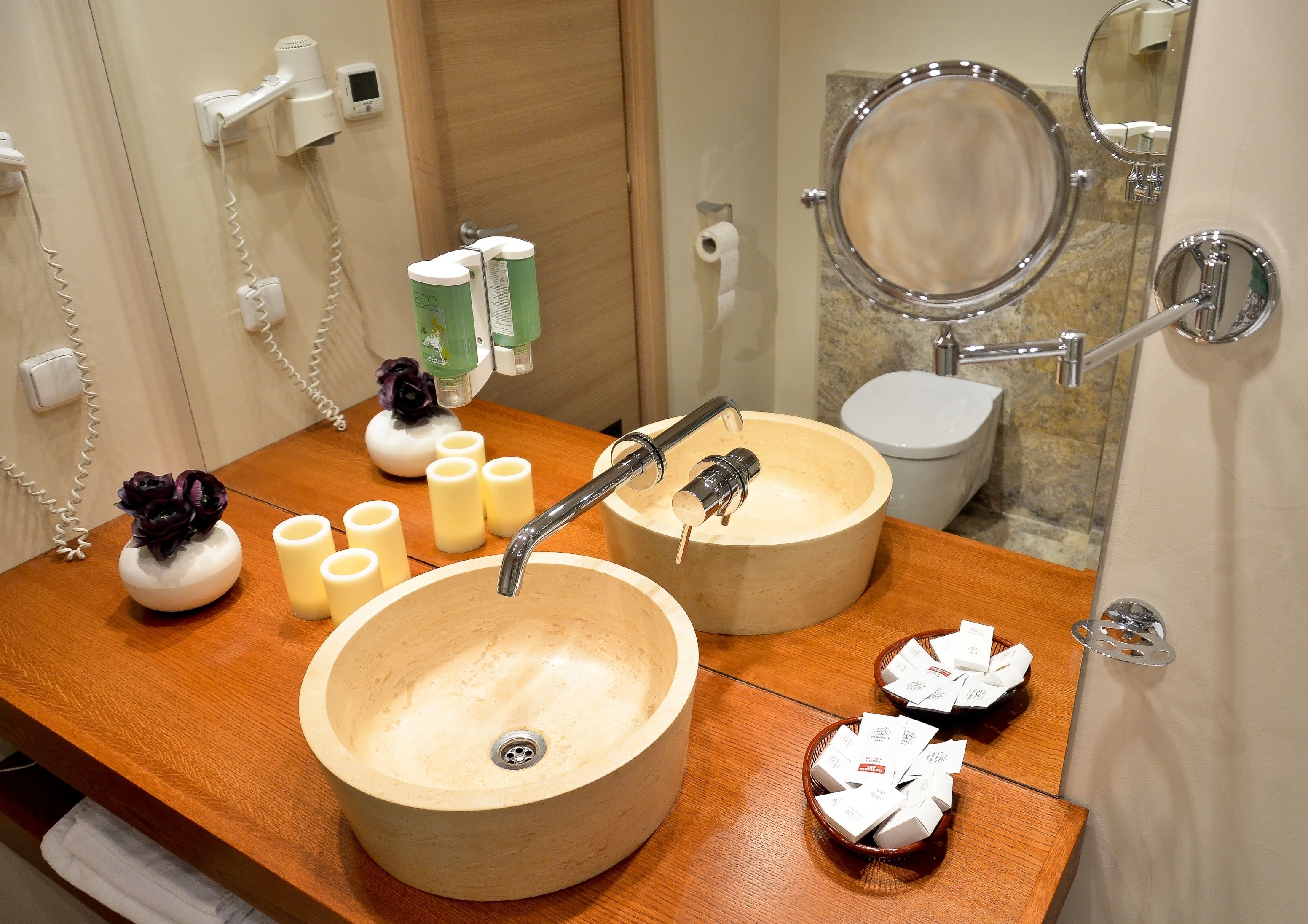 suite | bathroom | free toiletries, hair dryer, towels