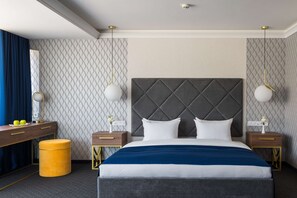 Junior-Suite, 1 King-Bett | Zimmersafe, Bügeleisen/Bügelbrett, Babybetten, Zustellbetten