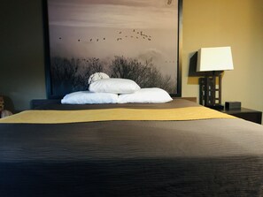 Surmatelas, bureau, rideaux occultants, fer et planche à repasser