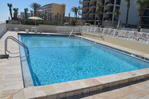Outdoor pool, pool umbrellas, sun loungers - Sunrise Inn On The Beach (Daytona Beach)