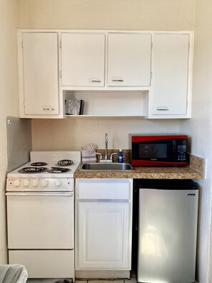 Standard Room, 2 Double Beds, Kitchenette | In-room safe, iron/ironing board, free WiFi - Sunrise Inn On The Beach (Daytona Beach)
