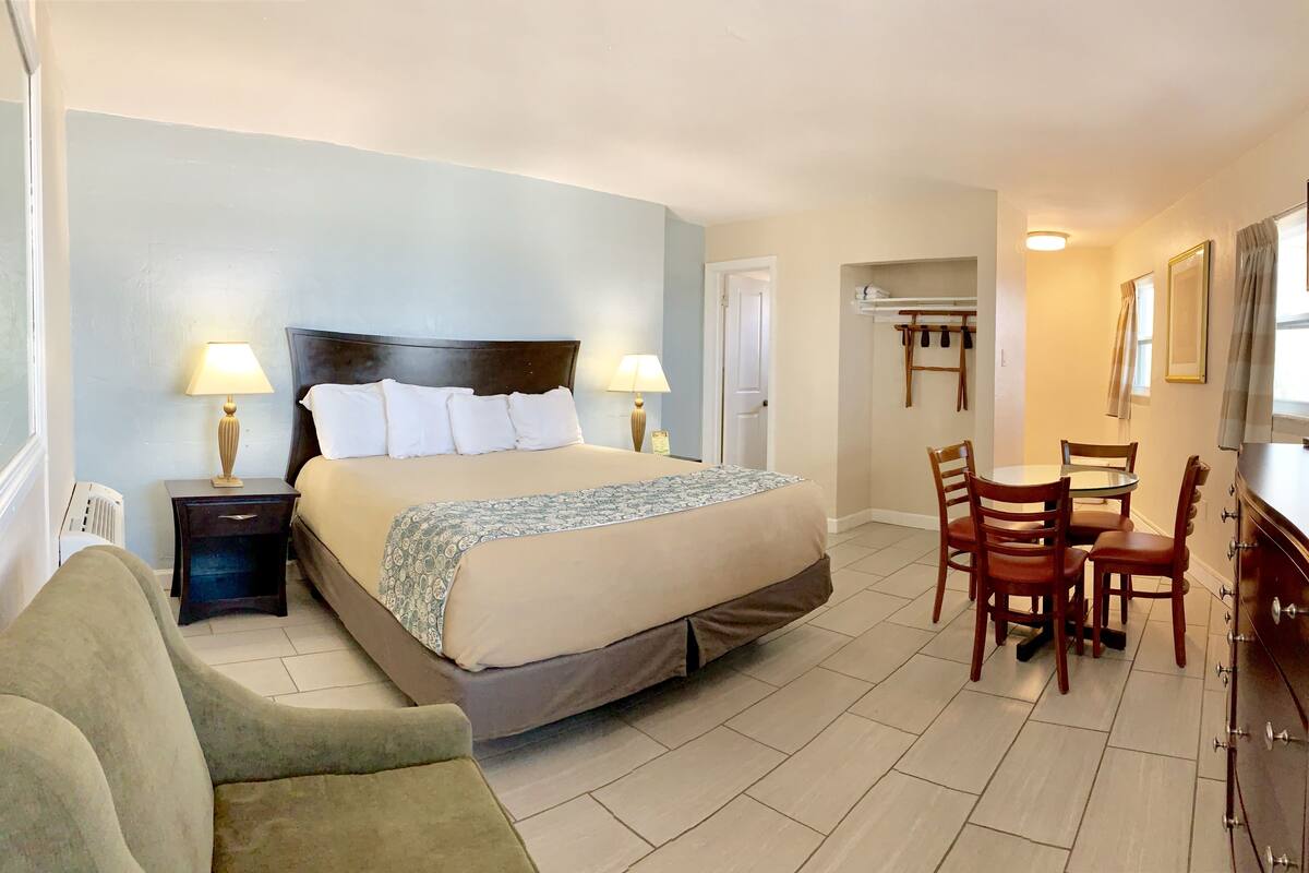 Oceanfront Room, 1 King Bed, Kitchenette | In-room safe, iron/ironing board, WiFi (free)