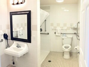 Combined shower/tub, free toiletries, hair dryer, towels - Sunrise Inn On The Beach (Daytona Beach)