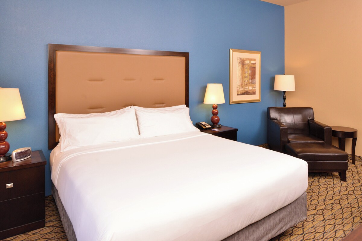 Premium bedding, desk, blackout drapes, iron/ironing board
