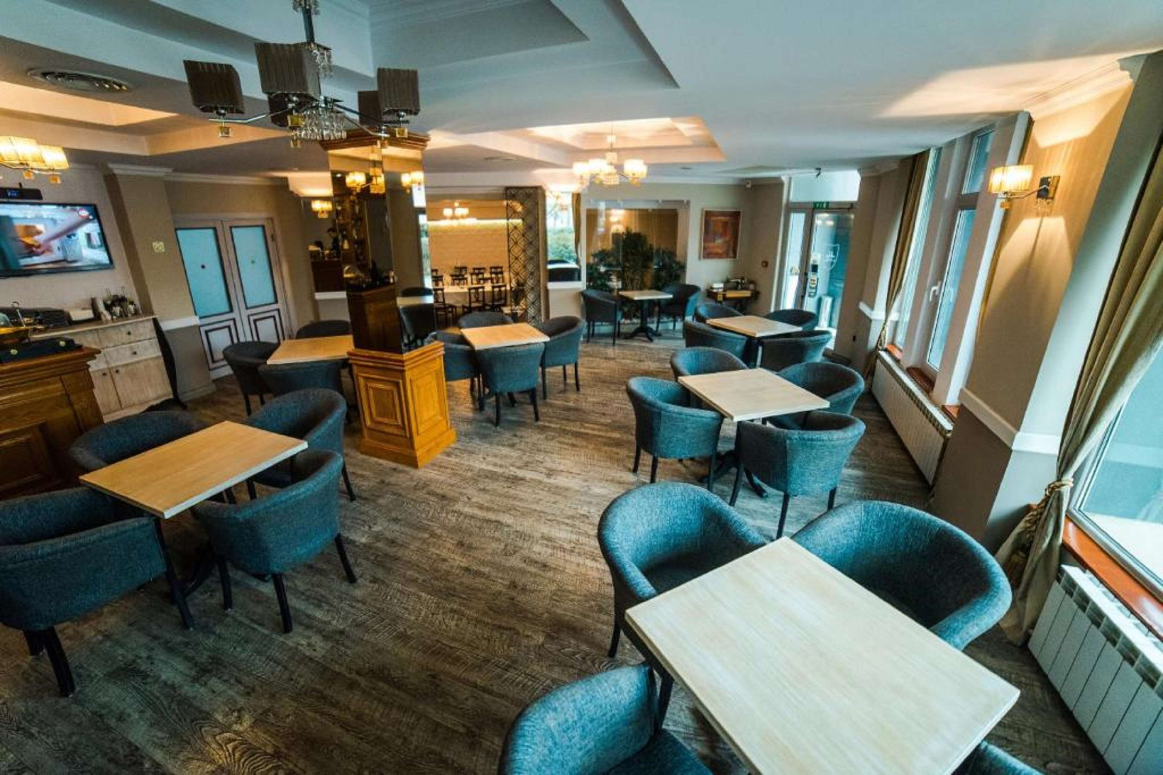 2 restaurants, lunch served