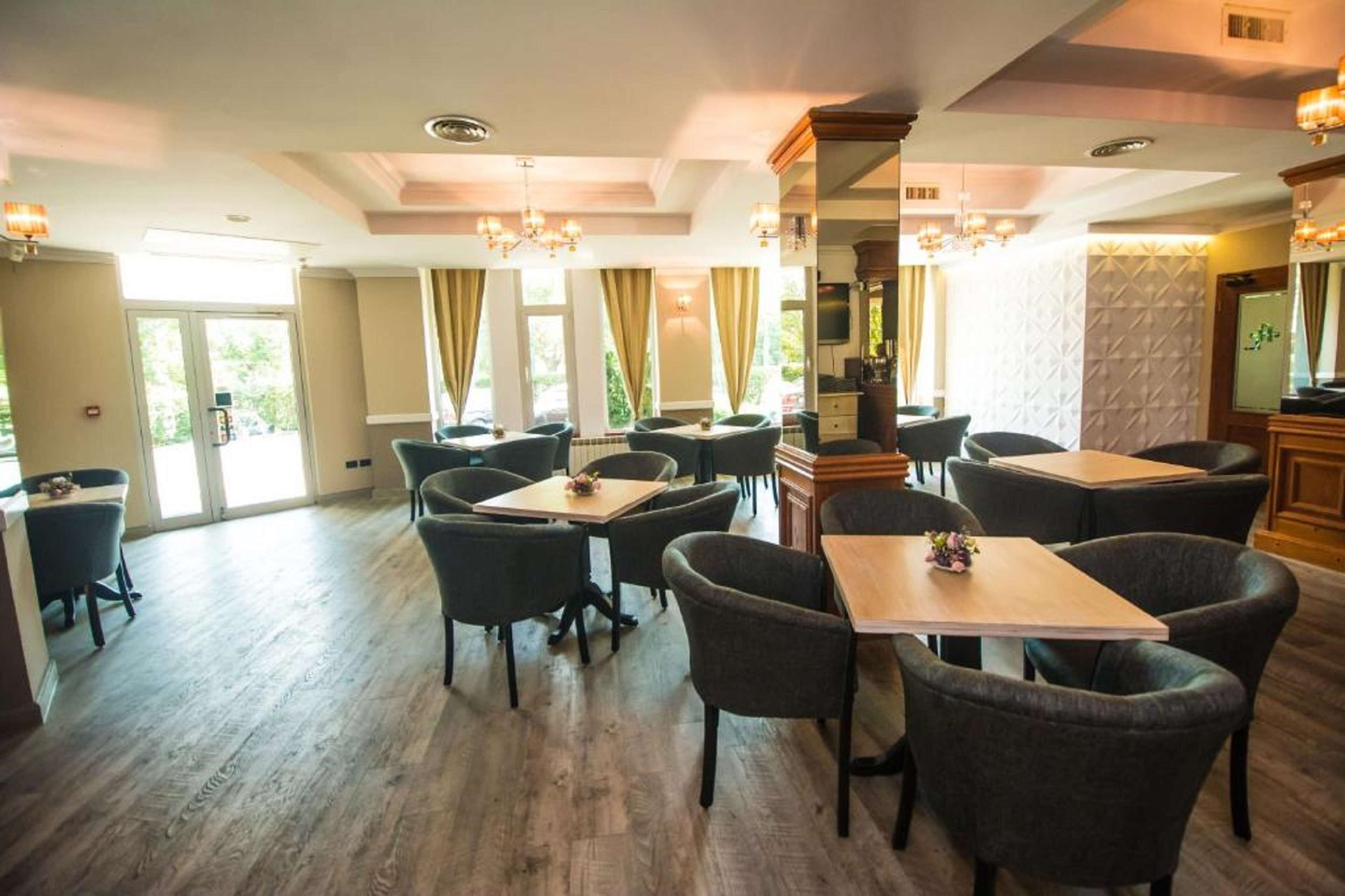 2 restaurants, lunch served