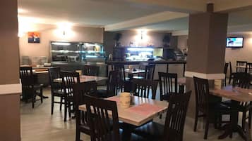 Petit déjeuner buffet (50 RON par personne)