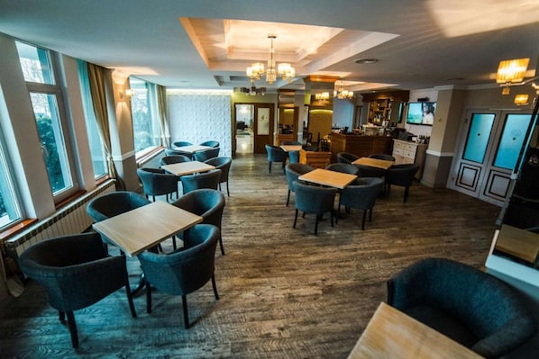 2 restaurantes; se sirven comidas