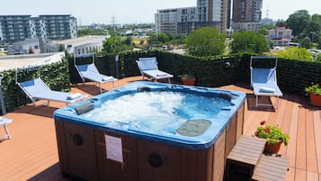 Piscina externa, espreguiçadeiras