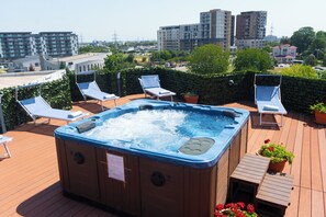 Utendørsbasseng og solsenger