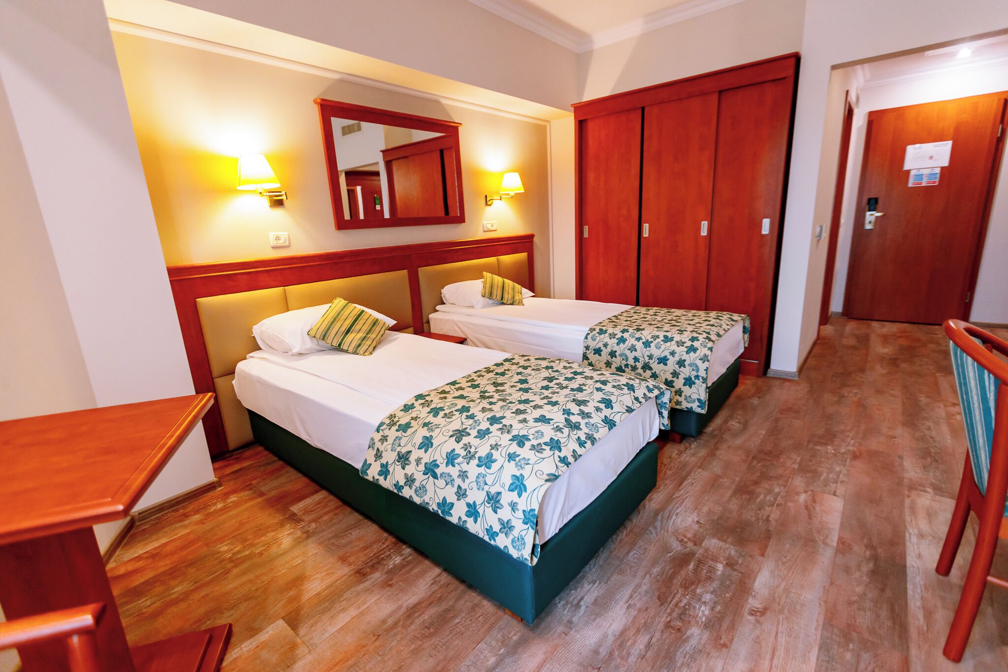 Habitación estándar con 2 camas individuales | Ropa de cama de alta calidad y minibar 