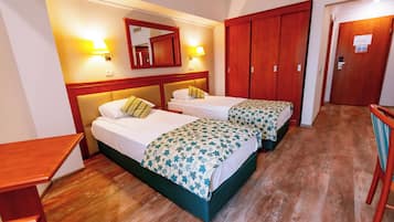 Habitación estándar con 2 camas individuales | Ropa de cama de alta calidad y minibar
