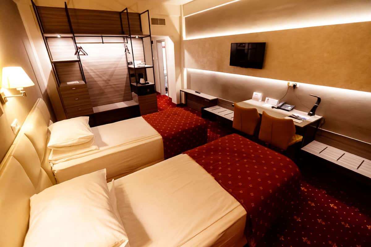 Standard Room, 2 Katil Bujang (Single), Non Smoking (Shower Only) | 1 bilik tidur, peralatan tempat tidur premium, bar mini