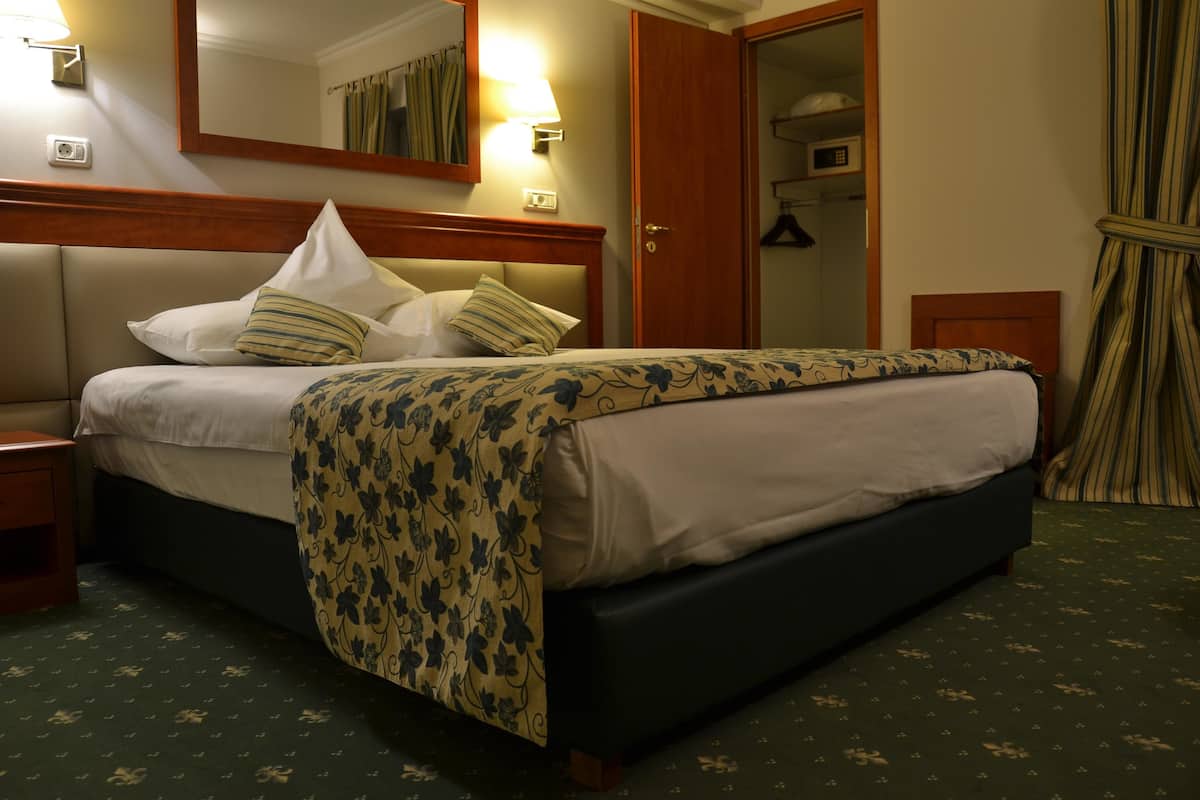 Family Suite, 1 Katil Raja (King), Non Smoking, Bathtub (with Sofabed) | 1 bilik tidur, peralatan tempat tidur premium, bar mini