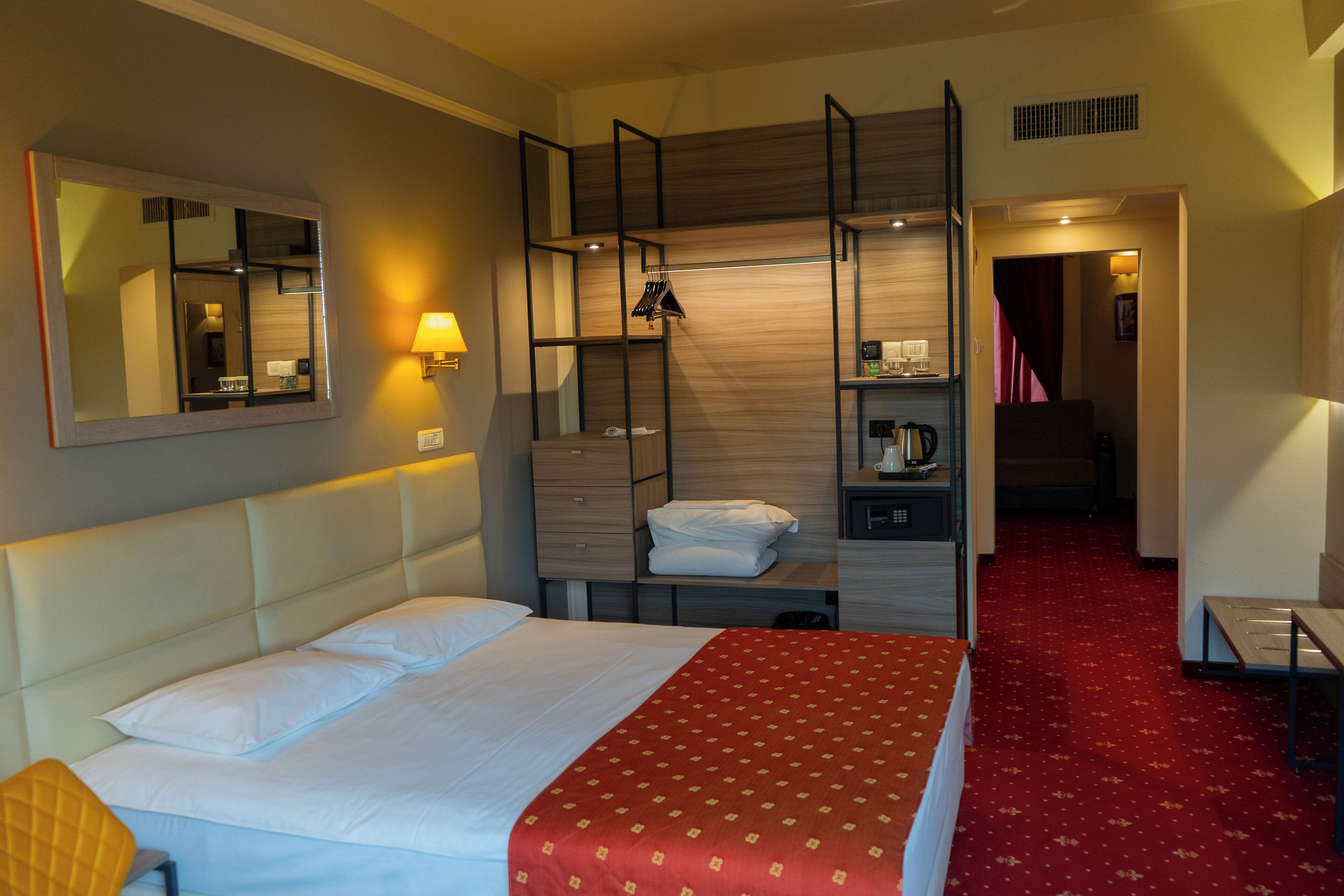 Standaard studio suite | Luxe beddengoed, een minibar, een kluis op de kamer, een bureau