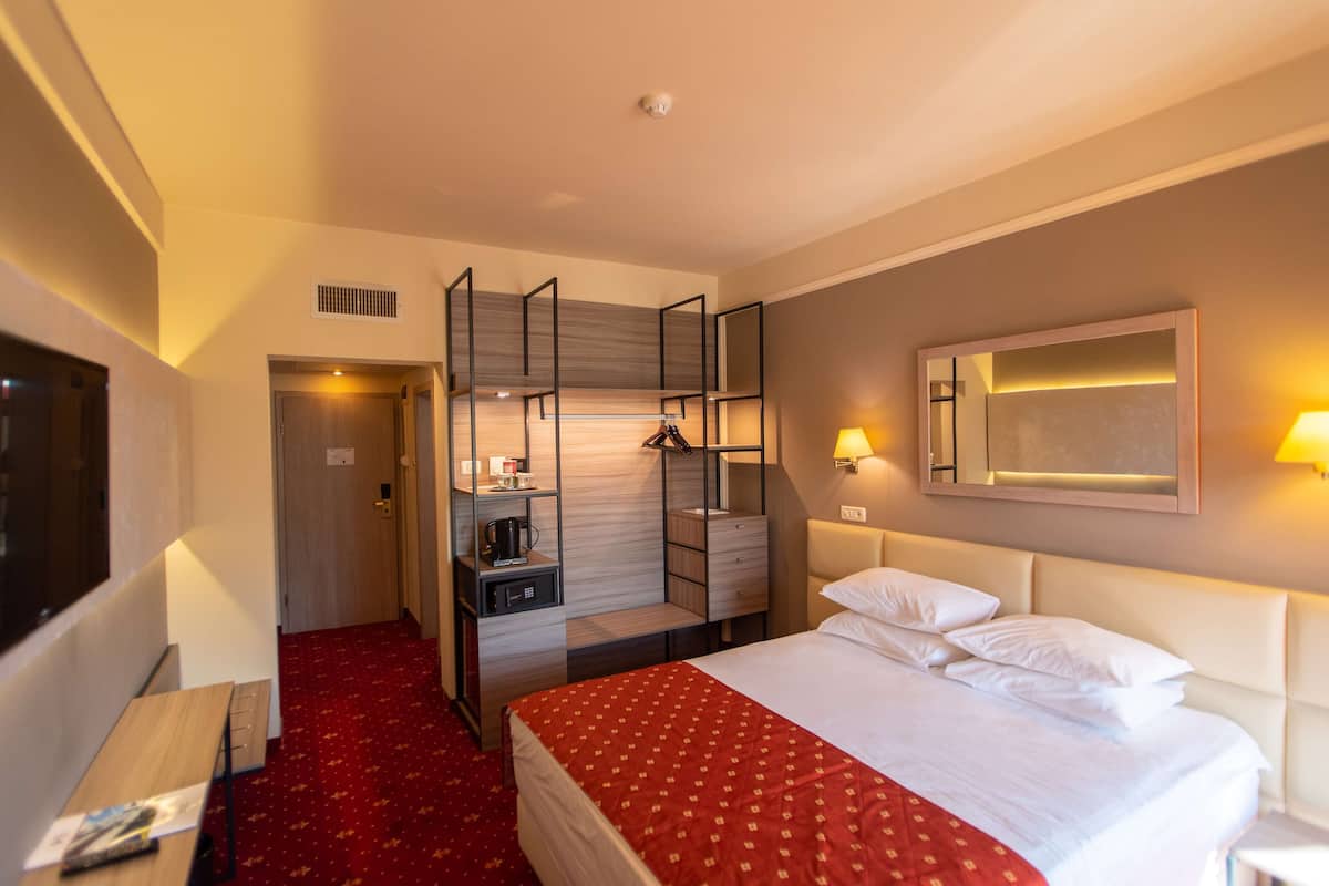 Standard Room, 1 Katil Raja (King), Non Smoking (Shower Only) | 1 bilik tidur, peralatan tempat tidur premium, bar mini