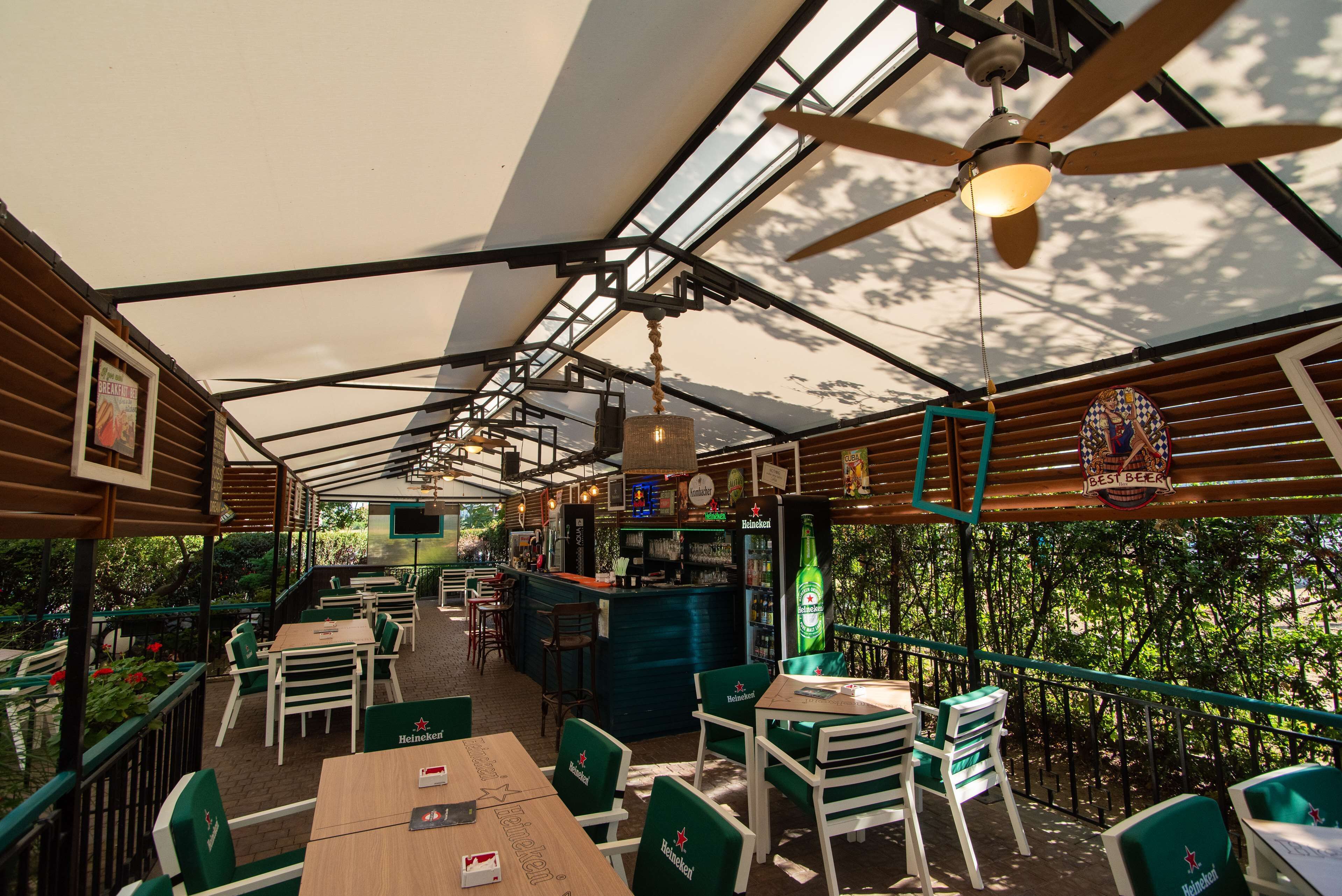 5 bars/lounges, poolside bar