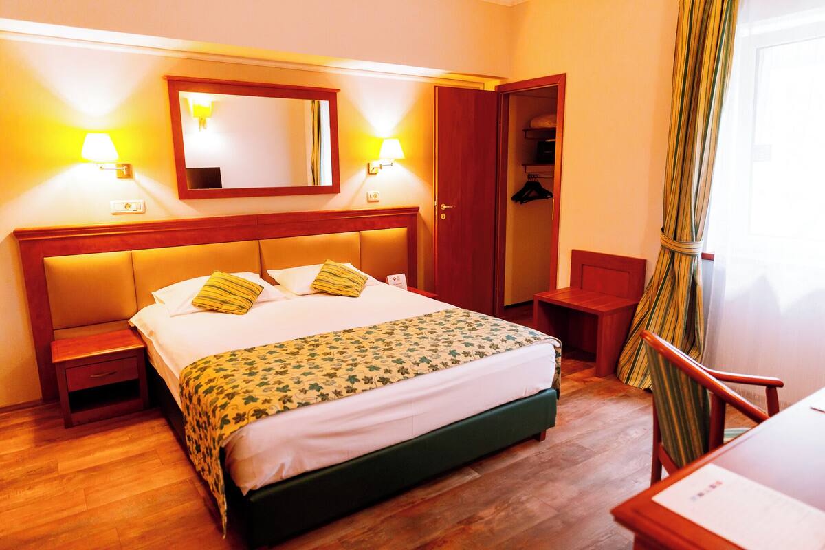 Familie appartement | Luxe beddengoed, een minibar, een kluis op de kamer, een bureau