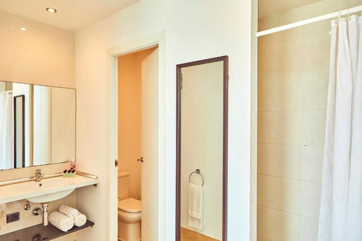 deluxe triple room, terrace, sea view | desk, blackout curtains, free wifi, bed sheets