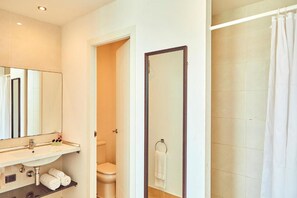 Deluxe driepersoonskamer, terras, uitzicht op zee | Een bureau, verduisterende gordijnen, gratis wifi, beddengoed