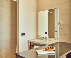 Combined shower/bathtub, hair dryer, towels