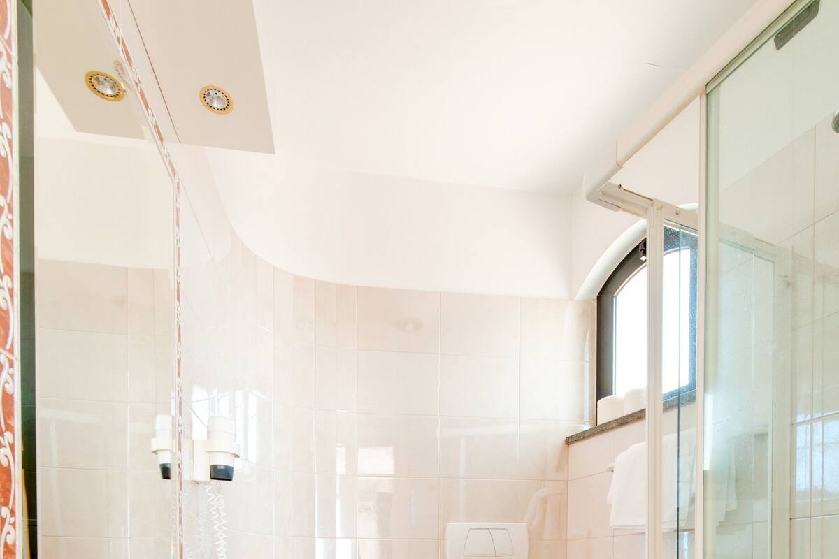 Superior Double Room, Balcony, Sea View | Bathroom