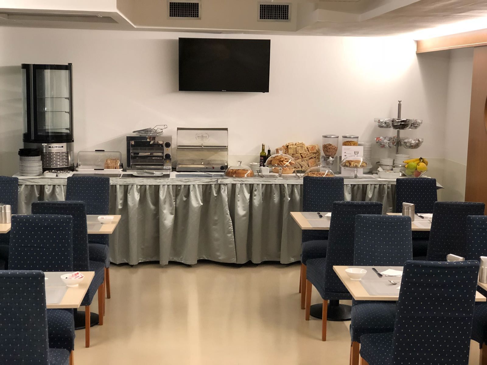 daily continental breakfast (eur 6 per person)