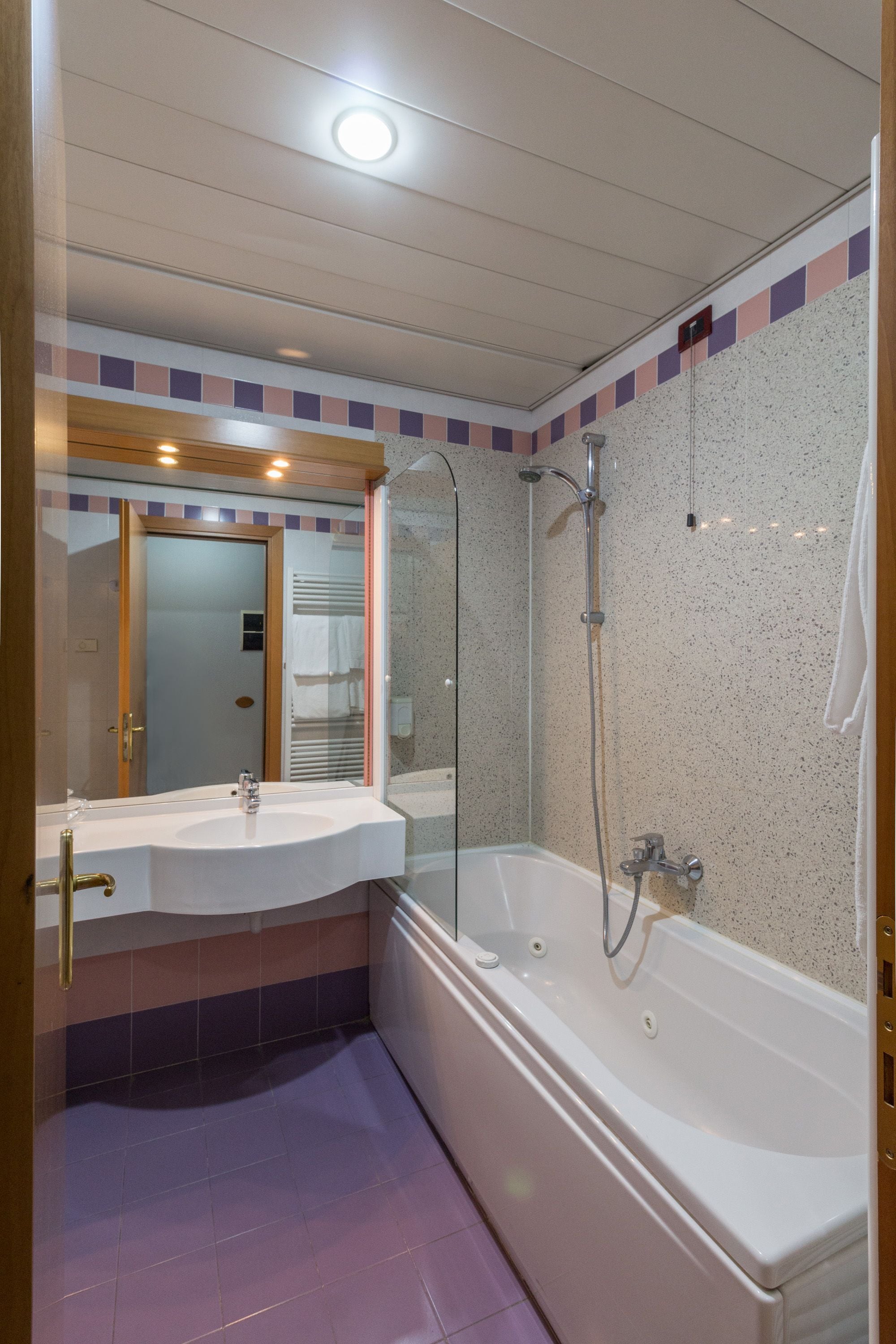 basic double or twin room | deep-soaking bathtub