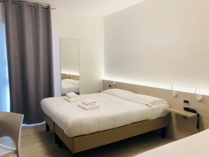 Kamar Triple Deluks | Minibar, brankas, meja kerja, dan ruang kerja ramah laptop