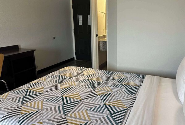 A hotel room with a bed, a desk, and a chair. - Motel 6 Mission, TX (Mission)