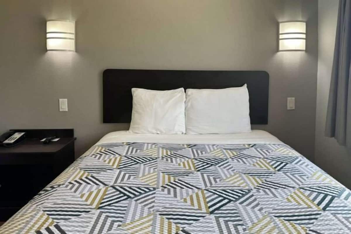 WiFi (free), bed sheets
