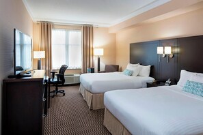 Chambre, 2 grands lits | Literie de qualité, bureau, espace de travail pour ordinateurs portables