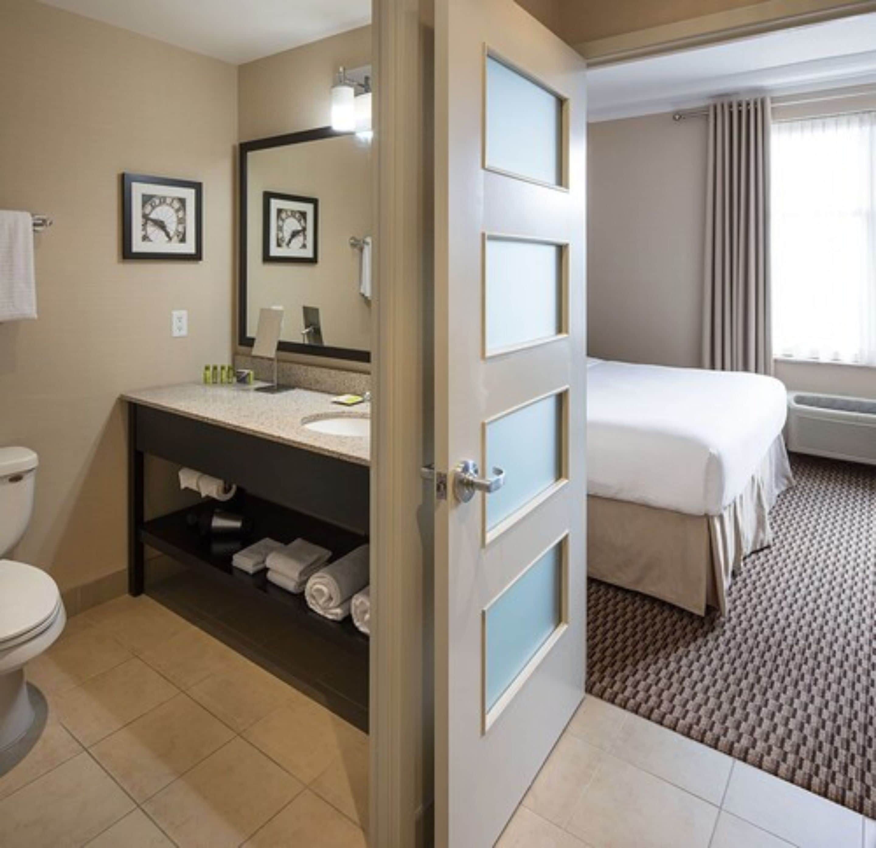 1 bedroom, premium bedding, desk, laptop workspace