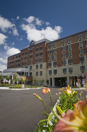 Exterior - Delta Hotels by Marriott Guelph Conference Centre (Guelph)