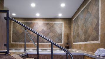 Un baño moderno con ducha, bañera y retrete.