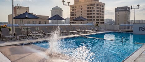 Una piscina al aire libre de temporada