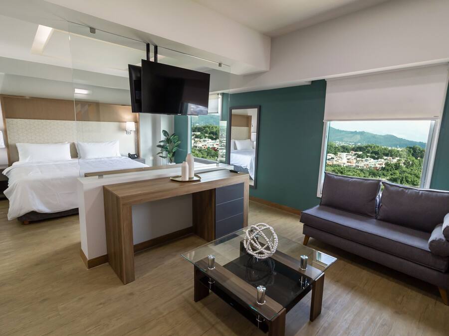 Suíte, 1 cama King | Área de estar | TV LCD 32 polegadas com canais via satélite, TV