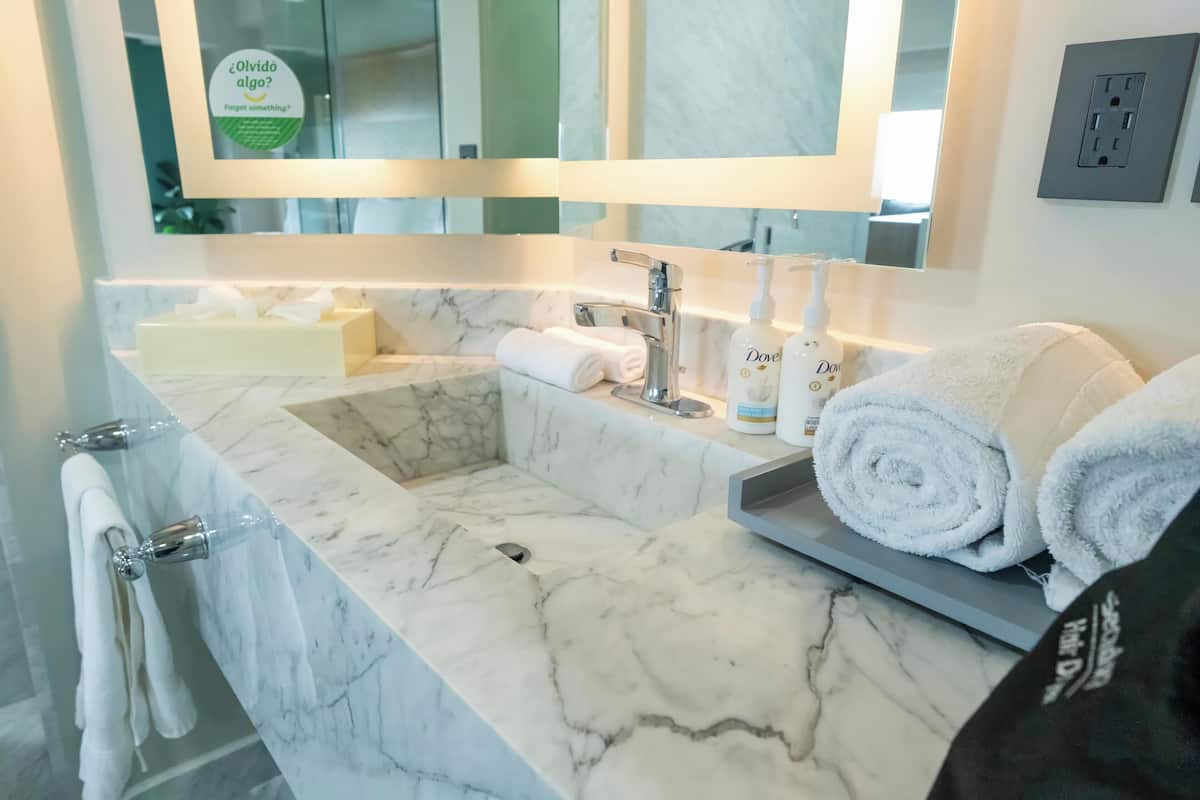 standard room, 1 king bed, accessible (comminications, mobility) | 1 bedroom, premium bedding, down duvets, select comfort beds