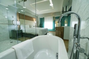 Suite, 1 King Bed | Bathroom | Shower, free toiletries, hair dryer, towels - Holiday Inn Uruapan by IHG (Uruapan)