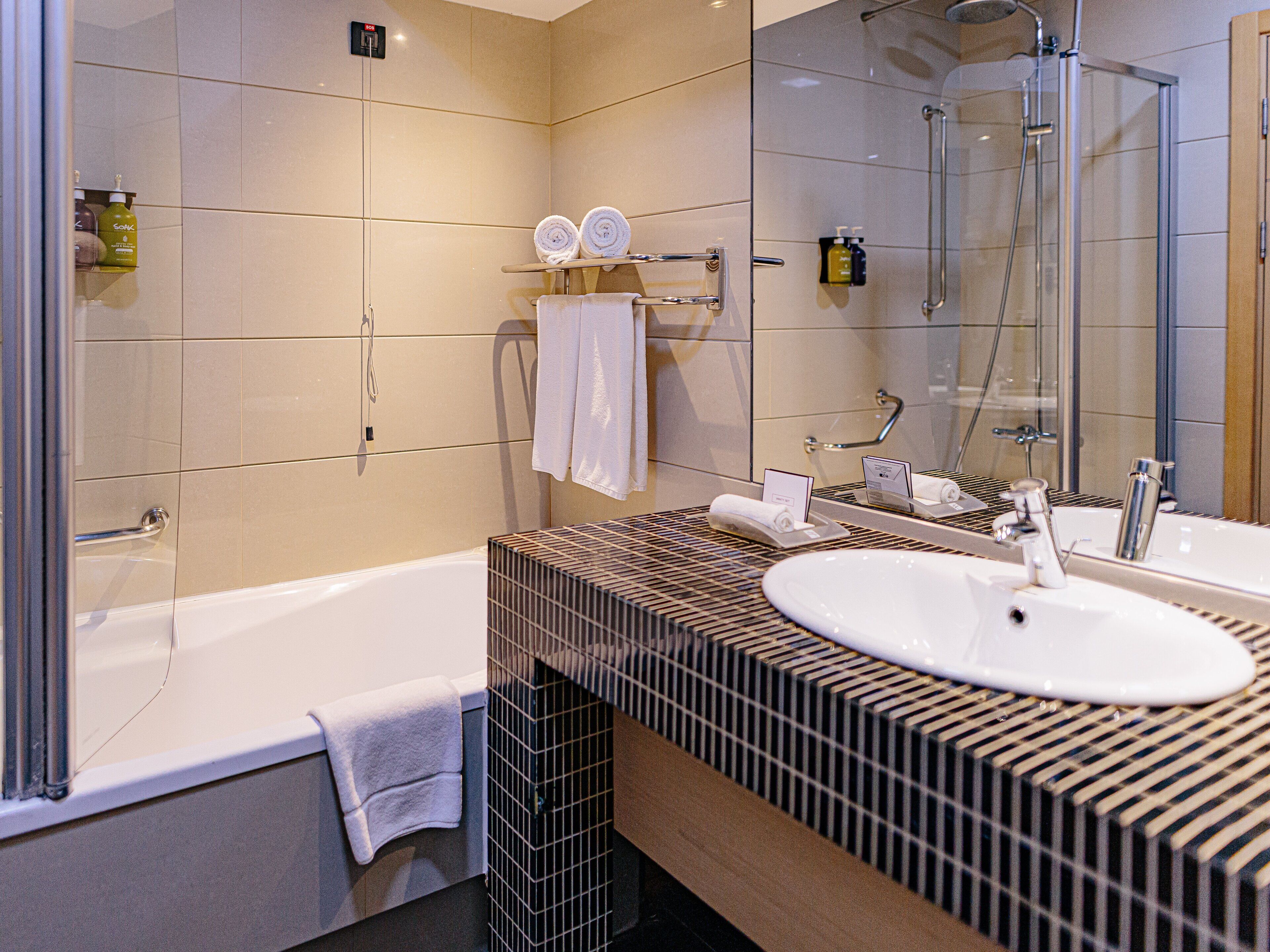 suite, 1 king bed | hypo-allergenic bedding, minibar, in-room safe, desk