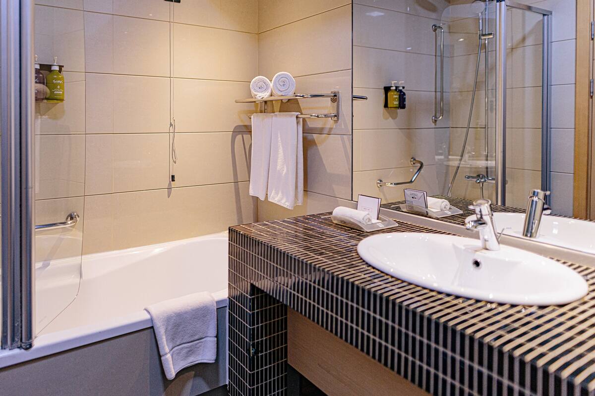 suite, 1 king bed | hypo-allergenic bedding, minibar, in-room safe, desk