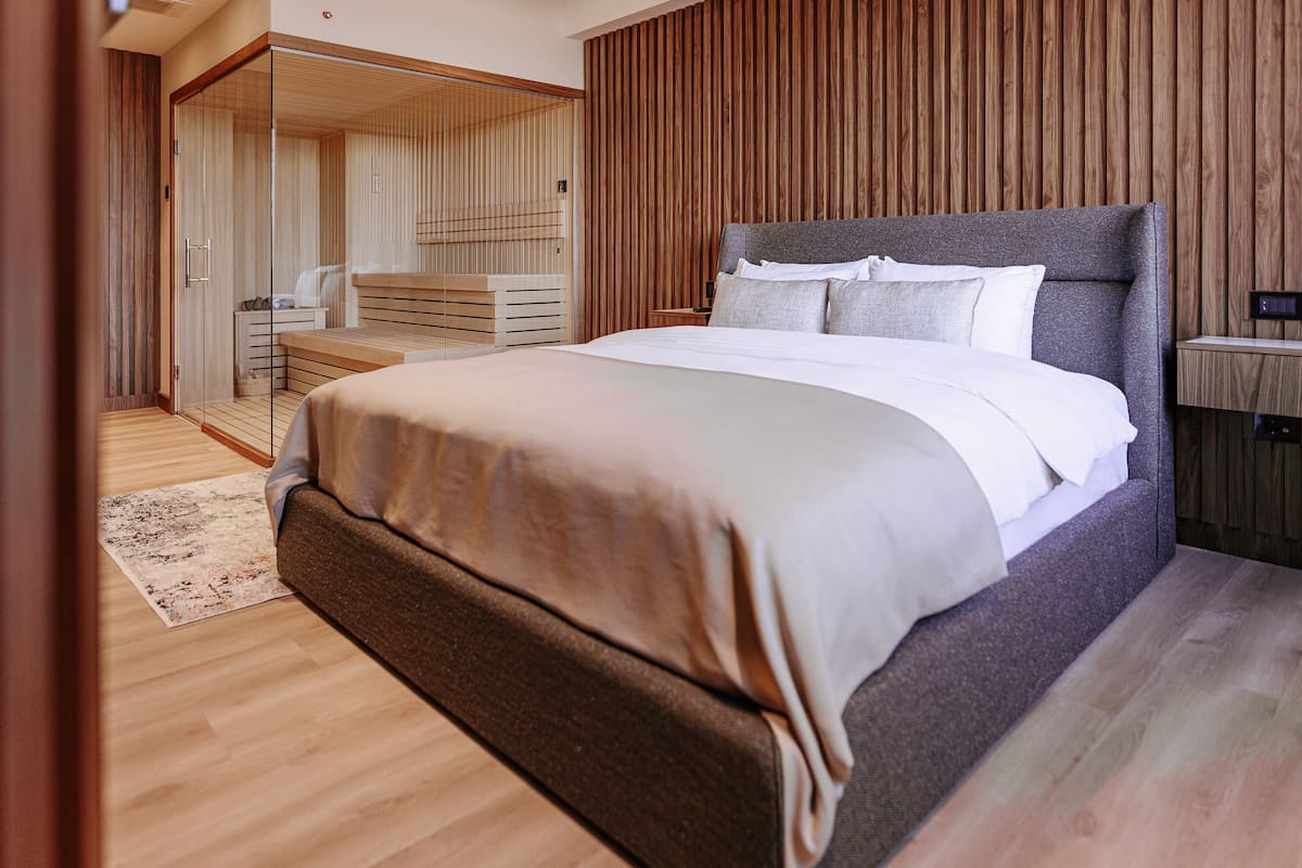 hypo-allergenic bedding, minibar, in-room safe, desk