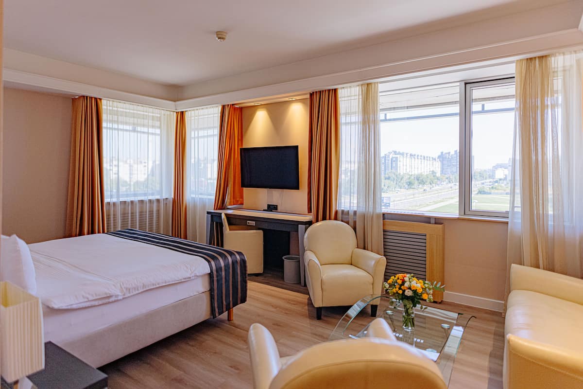 Suite, 1 letto king | Biancheria da letto ipoallergenica, minibar, una cassaforte in camera